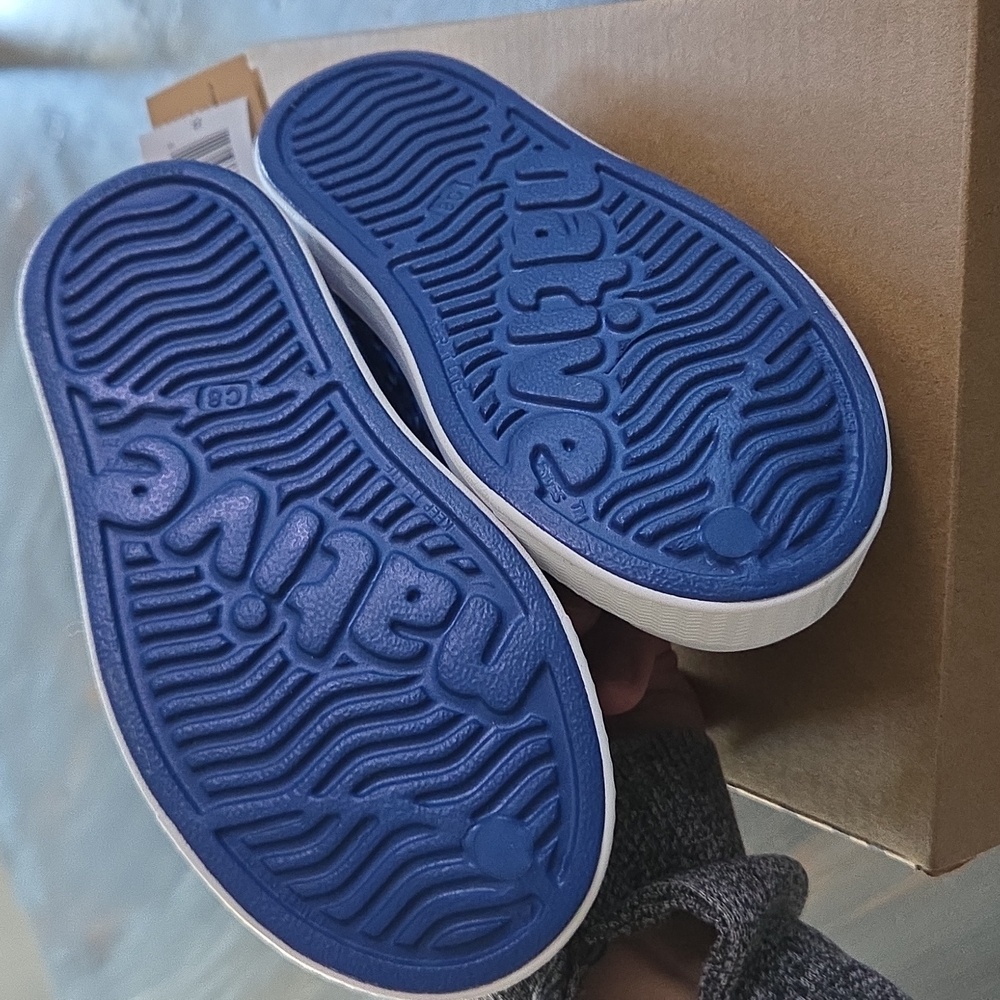 Native Size 8 Kids NEW In Box Blue and White Jefferson Shoes - Picture 2 of 7